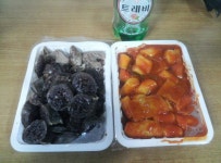 간식들드셔용~^^ 지난주부터 먹고팠던 순대랑 떡볶이에요~ 양파 1키로망 1900원 세일해서 3망 득템요~ 친정엄마 커피도 세일해서 2봉지 사고요... 