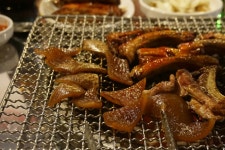 앉자마자 돼지껍데기 한장! 동생은 매운만 난 순한맛! 멱쉬 뜯는게 난 좋으네요. 헉..근데 먹고있는데 랑 회식자리에서 어떤분이 고기먹으러... 