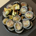 참치김밥맛이ㅋㅋㅋ 김밥싸다 깻잎 빼먹고싼거 단무지 빼먹고 싼거ㅋㅋ 아들덕분에 정신없이 ..싸느라😂😂😂 어제 솔이가 엄마 힘들다고 빨래... 
