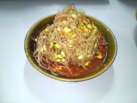 오늘점심메뉴로 콩나물무침과 김치볶음 