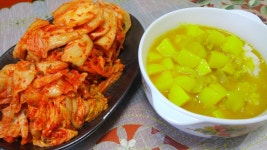 재료도 집에 있는 감자.고기.양파만 넣었다죠 작은곰님 돈까스타령에 소스만 대충만들어 냉동실 돈까스재워둔거 두쪽 튀겨드리고 저혼자 카레에... 