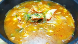 촉촉한 비가오는 금요일이네용~^^ 이게 모라구ㅎ 실랑이 경산갔다가 찌개에 저녁먹고서는 이맛에 반해 포장용기도 아닌ㅎ 하얀비닐봉지에 이걸... 