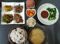 반찬해놓은거에~저녁먹네요~^^맛저들하셔유~^^♡ 