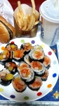 아침에 묵으라구 싸논 김밥... 다섯시쯤 집에 와보니...식탁에 고대로...... 겁나 잘묵었다요~~~~~ 인자~~~열바좀 해보끄나~~ 오드리 언냐를 기둘림시롱~~~ 