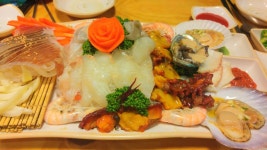 ㅎㅎㅎ 울큰곰님이 회사준다해서 나왔는데 동네횟집은 일찍 문닫으시구 옆동네 오징어나라왔어요 얼렁 먹구 집에가 코자야쥬~~~ 