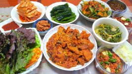 명란젓 청양이에 무쳐 고추장불고기와 내놓았네요 미리 연락했음 마트라두 댕겨오는긴데 민망해 혼났어요 밥먹구 회사루 들어간 큰곰님 오심... 