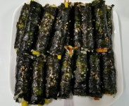 오늘은 두가지....😄😄 스팸꼬마김밥,매운어묵꼬마김밥으로 당첨~ 영심이언니랑 현호맘 김밥보고 저도 꼬마김밥으로 ㅋㅋㅋ 아웅 ...싸면서... 