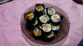 엉터리 참치 김밥.ㅋㅋ 김밥 10줄싸니 단무지와 당근볶은거 조금... 그리고 오뎅만 남아서요. 싱크대 선반서 마일드참치 하나 뜯고 마요네즈... 