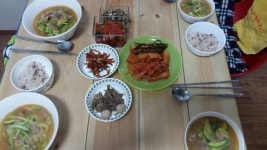 광주 와씨유~~~ 아침은 울짝은언니표 애호박찌개에~~ 엄마랑 큰언니표 반찬~~ 울막뚱이네 집에 있는 꼬춧가루가 오래되가꼬 빨간색이 안났지만... 