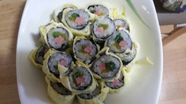 어머님이 무짠지를 주셔서 계란말이김밥 만들었어요 근데 계란 한알에서 쌍란이ㅋㅋ 로또사야할까봐요😆😆😆 