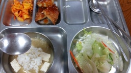 오늘 점심요~^^ 어제 만두 마니 묵어서~~~ 요것만 묵을라구 혔는디~~~ 돈까스 두개~청국장 건더기~~샐러드 추가용ㅋㅋ 운동두 안함시롱~~ 사월은... 
