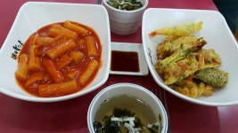아딸에서 떡뽑기.튀김.칠리탕수로저녁 먹고왔는데 칠리탕수는 맛없어서 다신안먹는걸로😆😆 울집 화분 꽂피는것 이뽀서 찍어봤네요... 