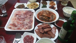 양주댁오늘저녁이에여~고등어김치찜에시엄니가주신회하고맛있게먹겠습니당~다들맛있는저녁드셔요~^^ 