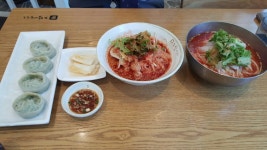 오늘은 off 라서 남친이랑 데뚜 중이예요~~ㅎㅎ 가락동 ..소담..에서 비빔국수랑 동치미 국수랑 고기만두 면이 완전 쫄깃하고 맛있었어요..일반... 