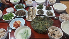 어제 울 엄마 생축하고 엄마가 차려준밥먹고 집에가요....엄마가 담아놓은 취짱아지,풋마늘 짱아지,생표고,마늘쫑,쌀 한포대 또 바리바리 싸서... 