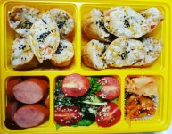 요래 새벽에 일어나 도시락 샀네요... 진짜 오늘 만레에 김밥 무쟈게 올라오네여 김밥이 맛있긴하죠^^😆😆😆😆 다같이 먹어요. 