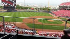 13년만에 야구장옴요~ 경기는 졌지만~그건 상관 없다요~ 스카이 룸??같은데서 넘 잼나게 봄요 혼자 신나서 소리치궁 응원하궁~ 스트레쑤 다... 