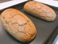 자려고했는데 잠들어버려서 습기를 가득 머금어버렸어요ㅜㅜ 그래도 찟어보니 빵결이 👍👍 보기에는 지진난 바닥같지만 모카빵이랍니당 