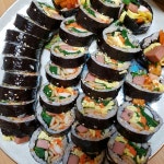 김밥드세용~~~~~~😆😆😆😆오늘 장고배 탈탈털었다용 ㅎ 동생이랑 아가들만 신경쓰는게 미안해성 울랑 드시고싶다던 김밥 돌돌 ㅎ 자주 못와성... 