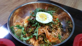 점심~ 비빔국수 3개 사무실 식구들과 함께~^^ 비가 많이 와요 저녁 찌짐에 꼼꼼주 한잔해야죠~ㅋ 