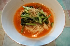 밥하기 싫어 시원하게 열무국수말았어요 새콤달콤 맛있어요 밑에사진은 주말에 캠핑가서 애들보느린 딸랑사진한장밖에못찍었어여 ㅋㅋ 