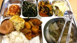 간만에 식판 올려보네용~^^ 반찬이 넘 많네용ㅋㅋ 밥 한숟가락 남김요 등 따시게 지지는 중입니당~^^ 