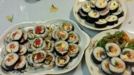 #퓨전 김밥 # 독립기념일 에는 바베큐파티를 하는데 저는 김밥파티를 했습니다 미국재료 (치즈 소세지 후레이크 토마토 양상추 크림치즈)한국재료... 