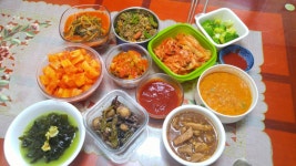 어제밤에 너무 늦게 잔탓에 생일밥상은 미역국만 끓여 재탕반찬으로... 그래두 미역국이 맛나 밥두공기씩 드셔주시니 감사할뿐이죠 이제... 