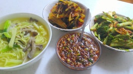 청양이 총총 다져넣은 양념장. 감자넣구 끓인 칼국수가 호로록 넘어가네요^^ 넉넉하게 끓인 멸치육수와 겉절이하고 남은 얼갈이 데쳐 낼 아침... 