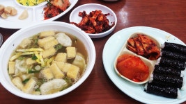 하나ㅡㅋㅋ 금강만두라는 곳인데요. 개인적으로 육개장이 젤 맛난 거 같아요ㅡㅋㅋ 그 담이 충무김밥ㅋㅋㅋ 메뉴는 저 두가지뿐이랍니다. 하지만... 