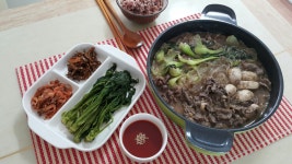 불고기전골해서 오늘두 한끼때웟네요. 오늘은 아침으로 먹엇네요.더워서 일찍 잠이깨서 일찍움직였더니 ~~~*^^* 고추장멸치볶음이랑 새우 볶은건... 