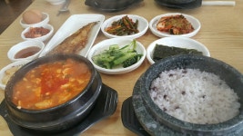 하....ㅜㅜ씻어도 계속덥다는...😥😰😅 마트갈겸, 신랑하고 북촌순두부가서~~~ 굴순두부, 곱창순두부먹고~~~ 장보고, 집와서신랑 염색해줫어요^^낼... 