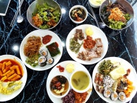 대낮부터 더운대 친구랑셋이서 한식뷔페.. 겉은맛있게보이는데 맛은영; 짭고 싱겁고 거의버리고와서 다신가고싶진않음ㅎ... 