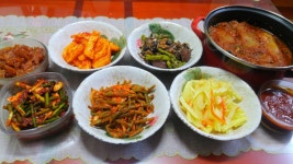 휴가라 긍가 더 움직이기 싫어요 지락인 다욧할라구 식판사다 덜어 먹어요 ㅋㅋ 요케먹구 야식을 안먹어야되는데 맘 단단히묵고 도전해보겠슴당^^ 