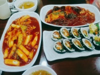 점심겸 저녁으로 먹은 떡볶이😄 저희동네에 코아분식이라는 떡볶이가... 불고기 김밥시켰는데ㅎㅎ간장불고기가아닌 고추장불고기였어용... 