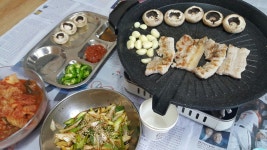 포식중에 포식을 했답니다ㅠㅠ 오겹살꾸워먹구 시장통닭에 마지막 토스트까정..ㅎㅎ 살은 언제빼졍 