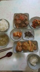 쑤기네 아침 어제 했던 음식으로 냠냠 아침이니 쑤기도 맛나게 먹기 ㅎㅎ 전은 손도안가요ㅎㅎ 갈비찜에 무 👍👍👍진짜 맛나요 아지님은 자는거... 
