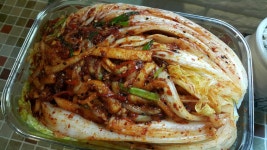 보쌈김치 했어요.충무김밥 한번해먹을라고 무두 썰어조금담고. 그릇에놓구 보쌈김치처럼 쌀라고 했더니 일이너무많아서 기냥속넣엇어요.... 