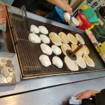 광명시장가서 3대천왕 할머니 빈대떡먹고 호떡집이 불나서 기다렸다 호떡도 사먹고 즐 휴일이네요~^^ 