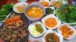 지락이네 휴일마지막날 밥상입니다 낼부터 욜심히 일하고 공부할라믄 든든히 먹어야겠죠 고기랑 쌈채소는 엇그제 동생네서 갖고온거구... 