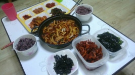 오늘 아침밥상 입니다😄😄 저번에 스테이크먹을때 남은 소시지있어서 남친님 좋아하는 소시지볶음 했어용ㅎㅎ 그리고 오늘의 메인 메뉴는... 