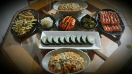 을 받고 한거라죠😁 마지막사진은 제가 김밥 마는걸 보더니 막둥이가 김밥이라며 만들어 온거예요~ 햄김밥,야채김밥이라네요...ㅎㅎ 엄마... 