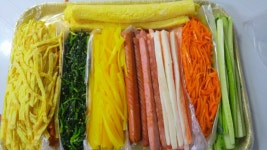 있는 김밥재료 만들어놓고 육개장한솥 끓여 삼일치 식량 확보했습니다... 아웅 알아서 싱거우믄 소금치고 짜면 물부어 먹으리라 굳게 믿으며... 