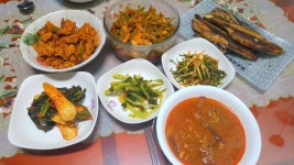 무치고 육계장에 김치로 밥한공기 뚝딱했지요 ㅎ 점심엔 연수원식당에서 수육에 백반밥상으로 한그릇 뚝딱 아웅 특강하다 지락이 돼지될듯해여 