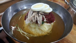 밀면은 부산이 젤 맛나쥬~ 부산가면 밀면이나 돼지국밥은 꼭 먹고오네용 회비빔이 어찌나 맛있던지 또 무꼬잡네용~ 