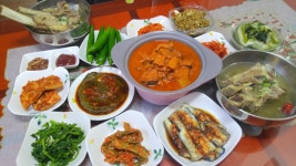 밥묵고 할일이 많은지라 잘 먹여서 힘쓰게 할라구요 물애빠진 고기를... 비오고난뒤 더 쌀쌀해진 날씨가 감기를 부르네요 모두 따시게 입고... 