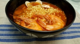 부대찌개면 사다놓고한번 시식들하더니 맛없다고 거들떠보지도 않는 외로운 부대찌개면 저도 같은 느낌이라 한달이 다되어가는데 그자리 그대로... 