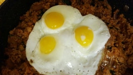 오늘 저녁은 다 먹어 치우기요 ㅎㅎ 아침에 한 남은 콩나물 밥에 찬밥 더해 김치 쫑쫑 썰어 넣고 볶다 어제 한 오뽁이 다 털어 넣고 뽁앗어요... 