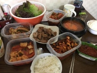 이제야저녁을먹네욧. 반찬있는거에. 목살구워서. 냠냠. 거기에. 전맥주한잔 신랑은. 야관문담근술한잔. 쥑이네욧😄 