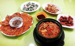 ♥돼지고기김치찌개 ♥샐러드 ♥콩나물김치전 ♥돈까스 ♥비엔나소시지 김치에콩나물도넣어부치니와웅~너므맛나요... 